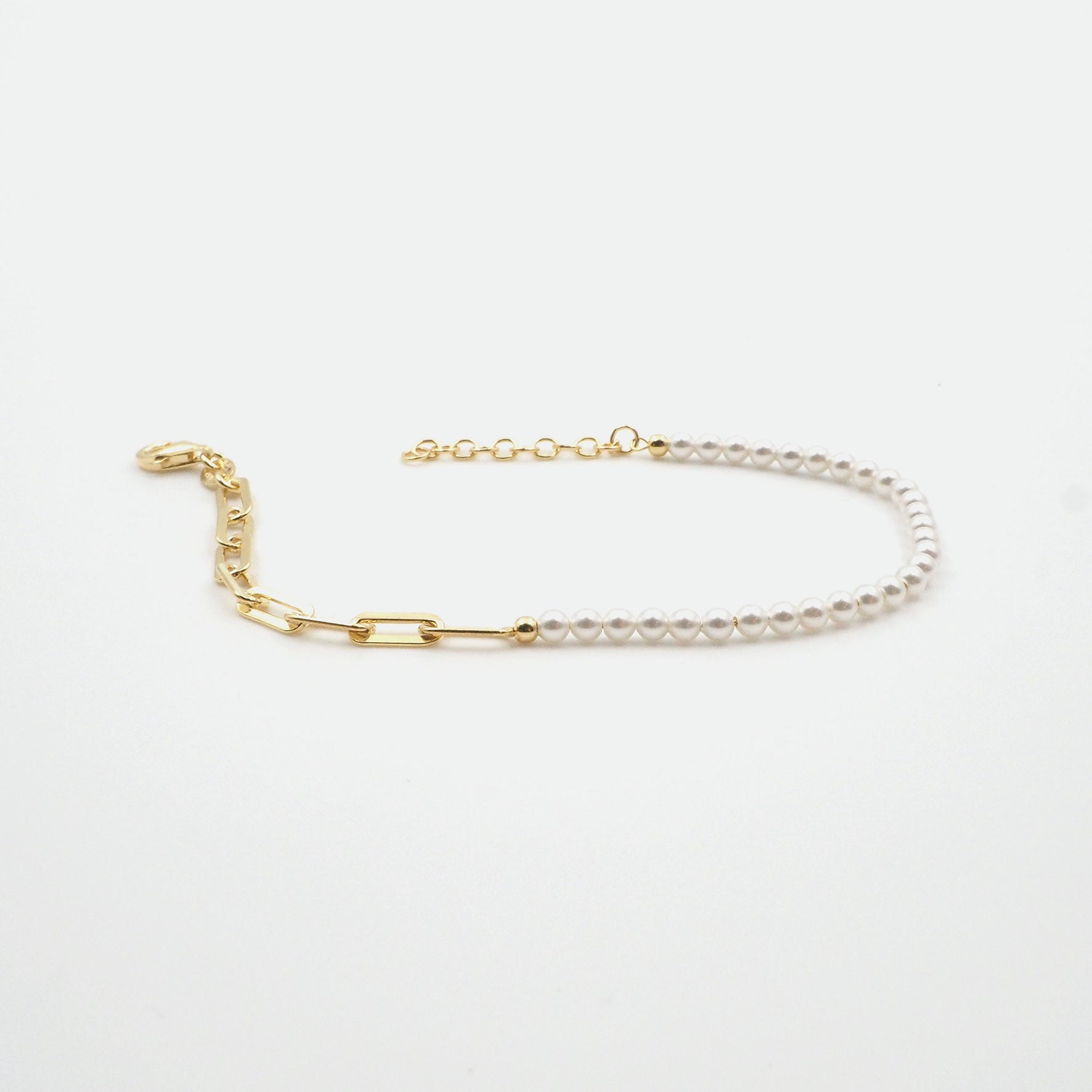 Silber Armbaender fuer Damen jetzt kaufen in unserem Onlineshop oder vor Ort in unserer Filiale in Basel